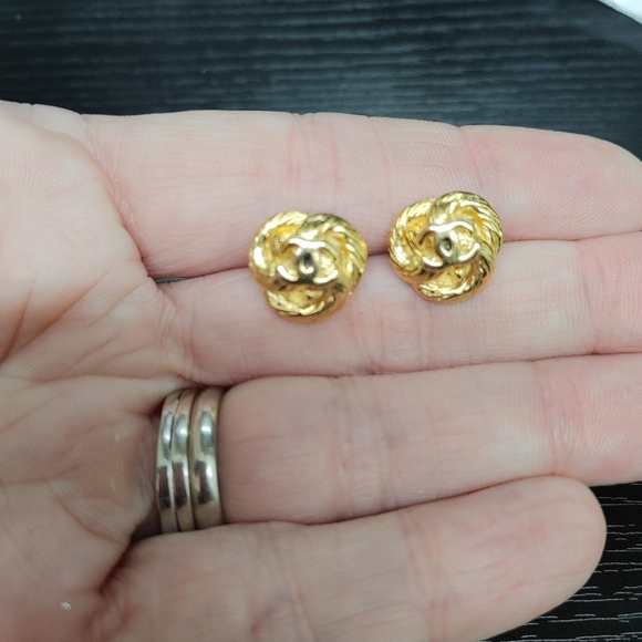 Beautiful Authentic Chanel buttons - Picture 2 of 4
